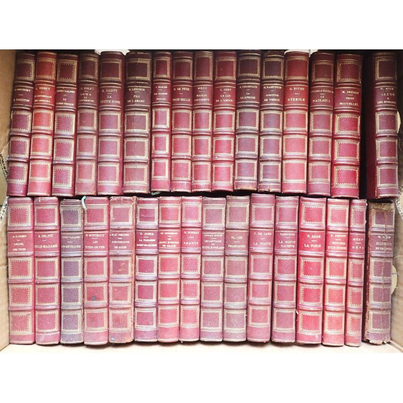 Lot de 32 livres reliés par un collectionneur XIX-XXe siècle