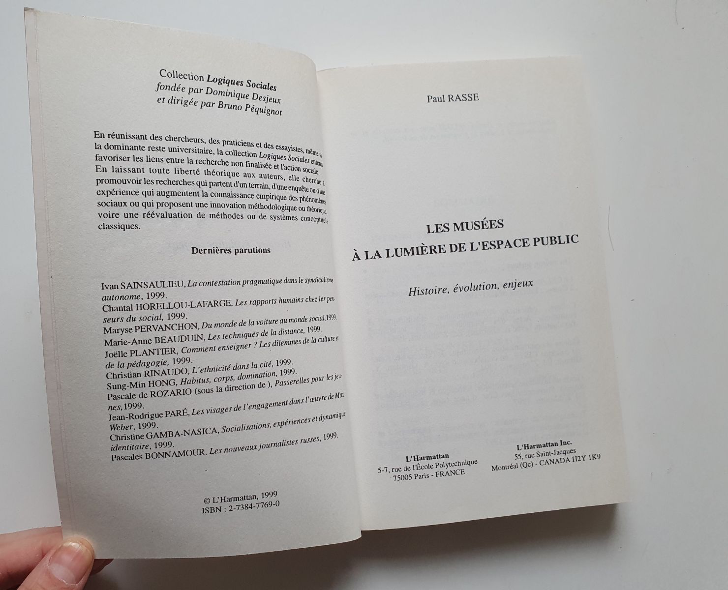 Les mus?es ? la lumi?re de l'espace public 